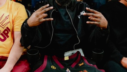 彩经网官网开奖-哈登请假离队真因？疑似第二个孩子出生 女友推婴儿车逛商场引热议|詹姆斯·哈登|快船|76人|菲尼克斯太阳队|纽约尼克斯队_新浪体育_新浪新闻