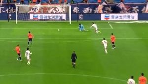 超巨失误！牟鹏飞接球滑倒送礼，德尔加多打进处子球 蓉城1-0海牛